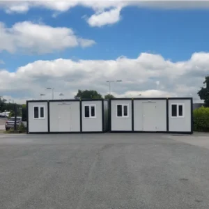 Bungalow sanitário para obra com casa de banho e chuveiro.