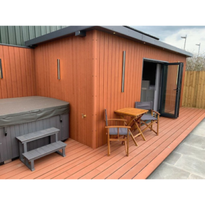 Contentor convertido: um espaço de convívio ao ar livre moderno e elegante.